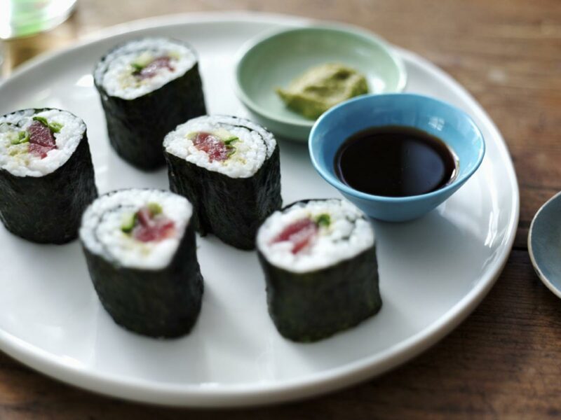 Quick and easy sushi maki (sushi rolls)